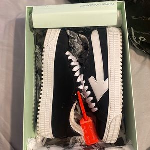 Off white arrow sneakers